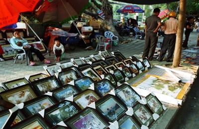 摆地摊的三轮车改装图_城市摆地摊收入(2)