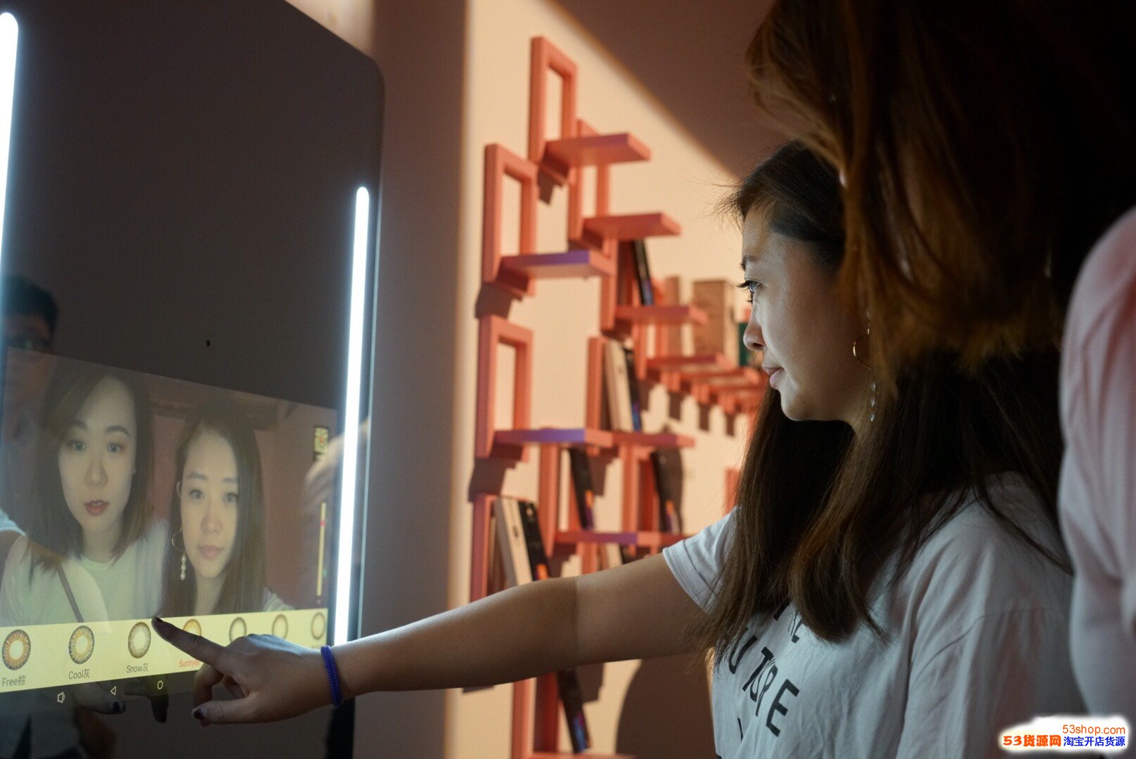 天猫智能变妆魔镜亮相北京:虚拟试戴彩色隐形眼镜来了